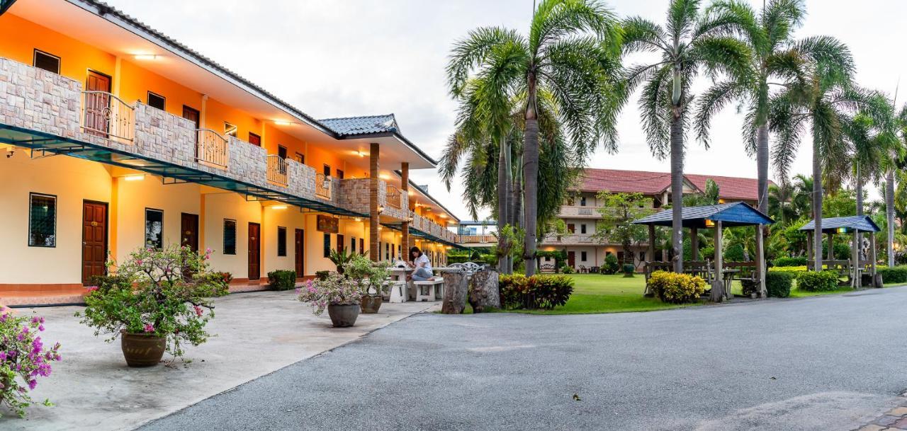 Pn Gold Resort Bang Saen Bagian luar foto